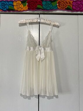 Victoria's Secret Ivory Lace & Satin Babydoll Tank Top Chemise Micropleat Y2K